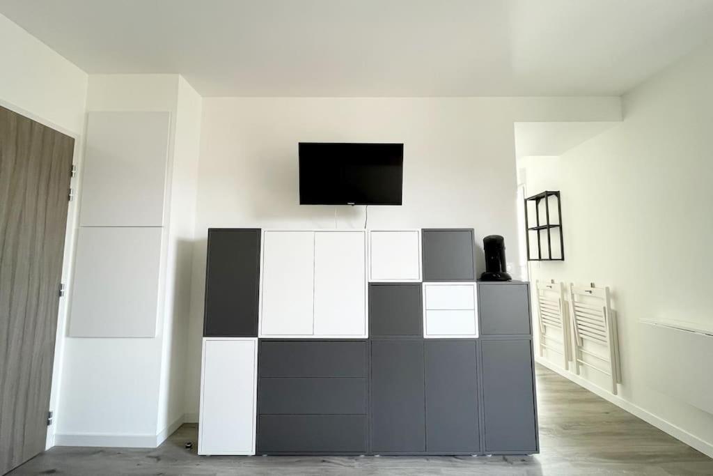 Appartement Avec Balcon Et Parking! *